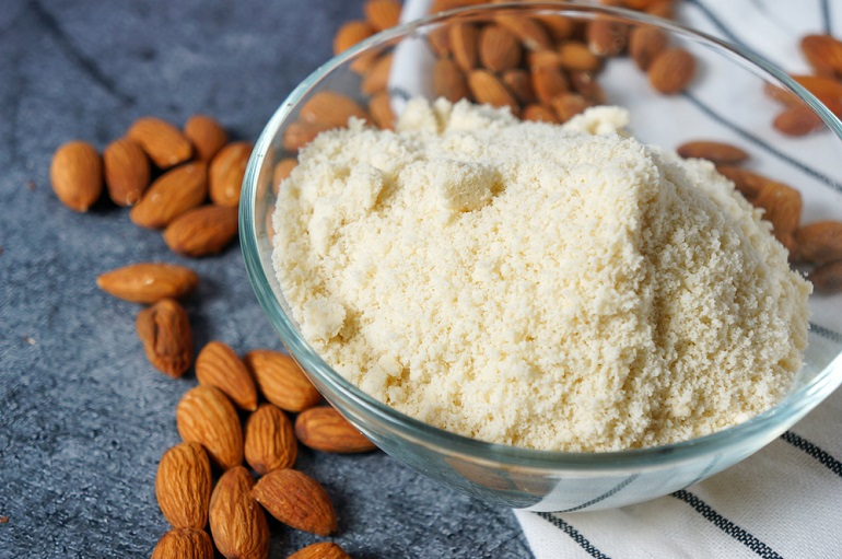 Fresh,Almond,Flour,In,A,Glass,Bowl,And,Almonds,On