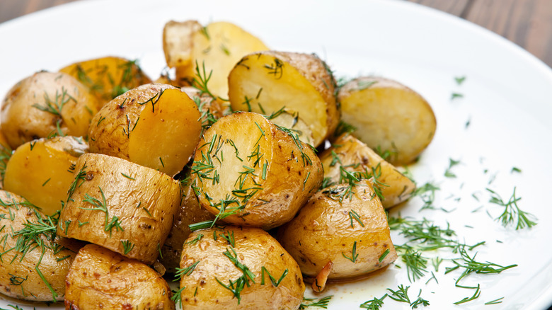 Young,Boiled,Potatoes,With,Dill,In,Oil,In,White,Plate