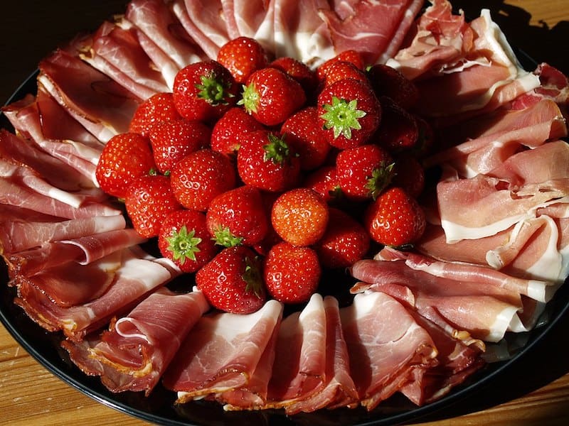 prosciutto-on-platter-with-strawberries