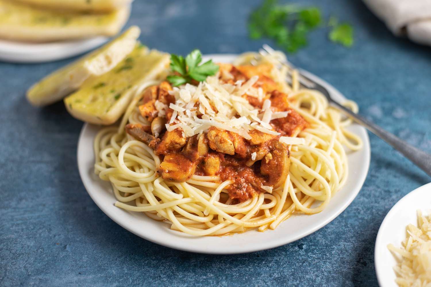 Can you put raw chicken in spaghetti sauce?